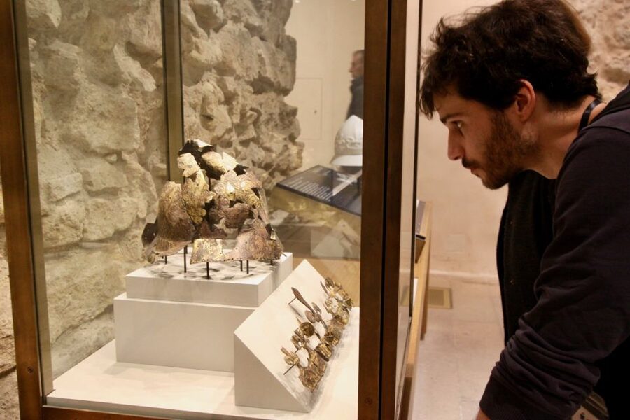 Paris: Louvre Museum Highlights and Mona Lisa Tour - Timing, Stairs, and Staying Comfortable in a 1-2 Hour Window