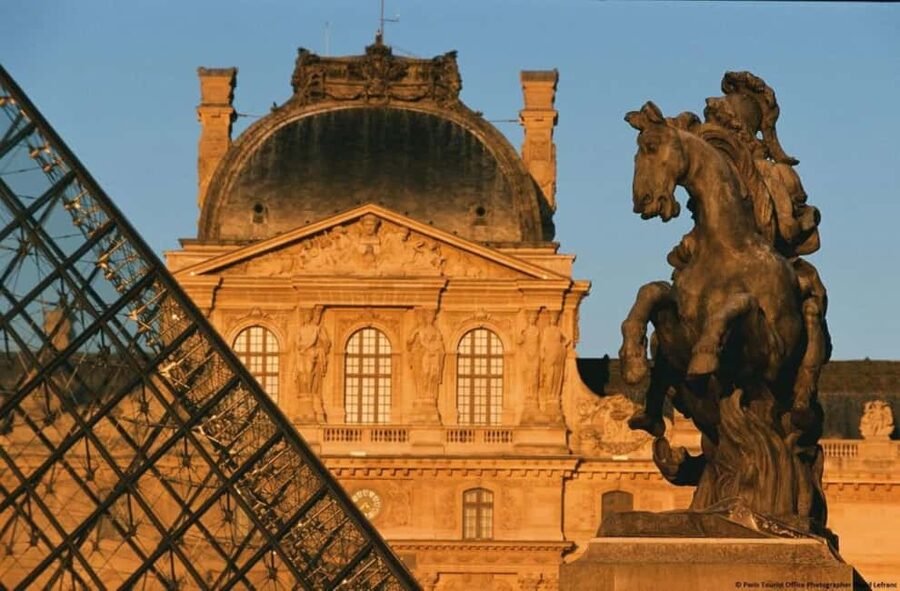 Paris: Louvre Museum Hosted Entry and Mona Lisa Audioguide - Using the English digital audioguide app without museum Wi-Fi
