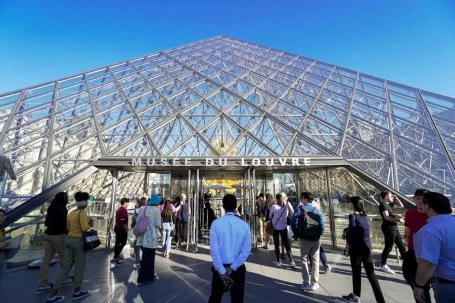 Paris: Louvre Museum Hosted Entry and Mona Lisa Audioguide - The Mona Lisa moment: why early timing matters