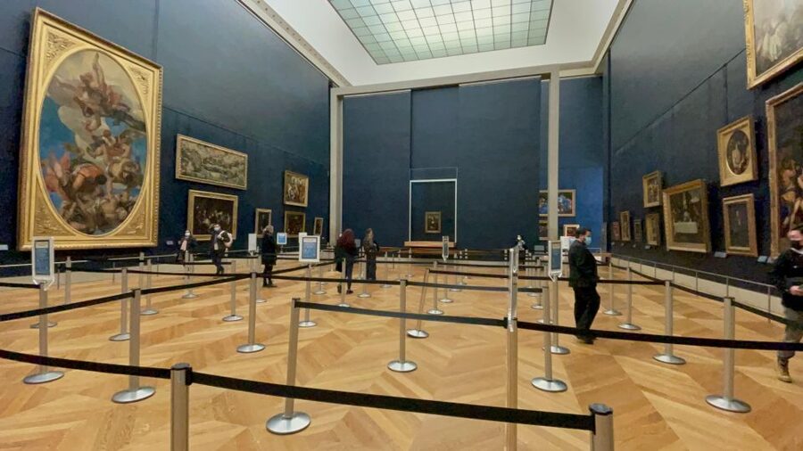 Paris: Louvre Museum Mona Lisa First Viewing Semi-Private - Louvre Pyramid photo stop and first impressions inside