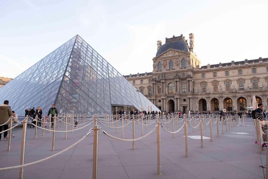 Paris: Louvre Museum Mona Lisa First Viewing Semi-Private - The free time after the tour: use it like a local