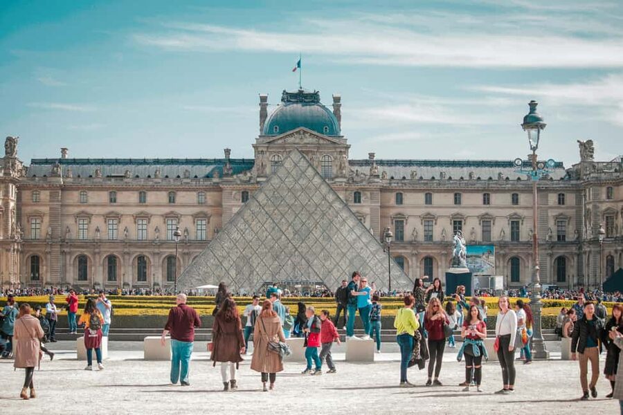 Paris: Louvre Museum Timed Entry Ticket & Pop Culture Tour - 45 minutes on the grounds: Tuileries Gardens and Arc de Triomphe du Carrousel