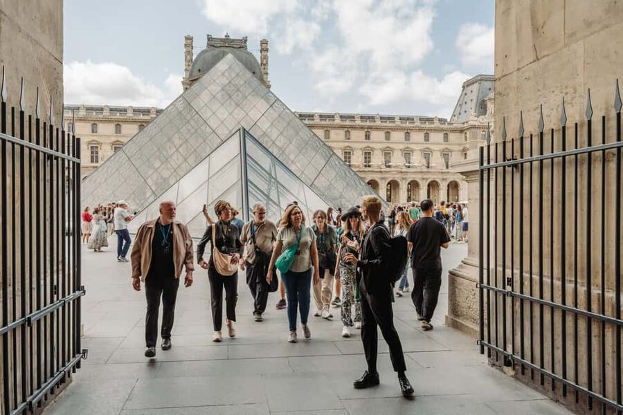Paris: Louvre or Orsay, Eiffel Tower, City Walk & Cruise - The lunch break: plan for your own bistro moment