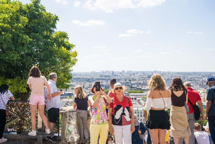 Paris Montmartre: 2-Hour City Tour in German - What to Watch For on the Day