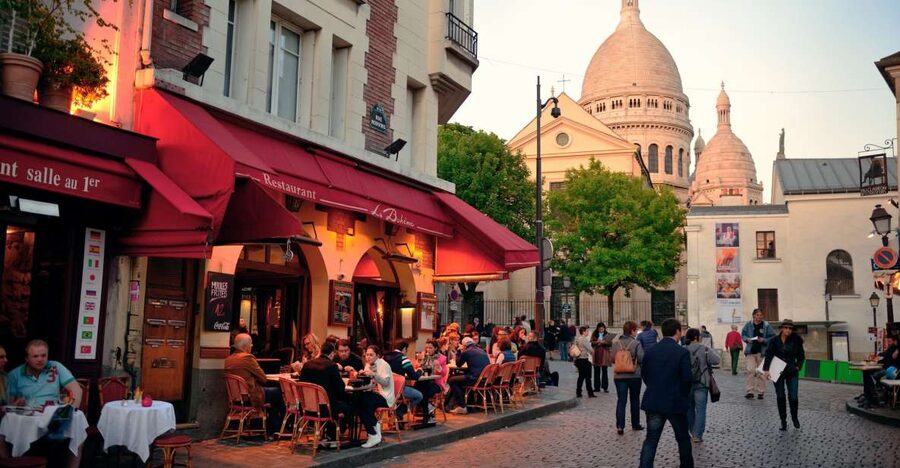 Paris: Montmartre Food Tour with Full Meal - Montmartre on foot, with food stops that actually make sense
