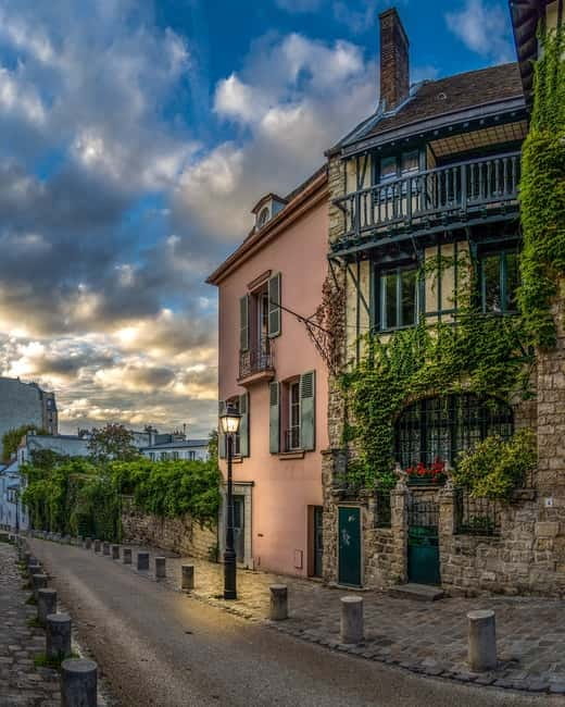 Paris: Montmartre Highlights Walking Tour with a Local Guide - Entering Montmartre the smart way, starting at Place Saint-Pierre