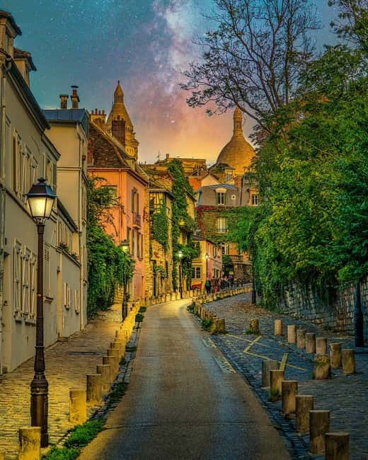 Paris: Montmartre Highlights Walking Tour with a Local Guide - Place du Tertre, where artists still work in the open