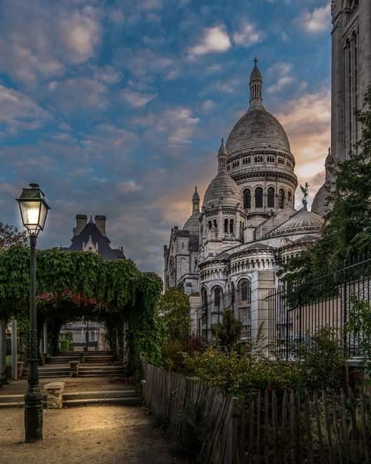 Paris: Montmartre Highlights Walking Tour with a Local Guide - Wall of Love at the right moment, then straight into the artists
