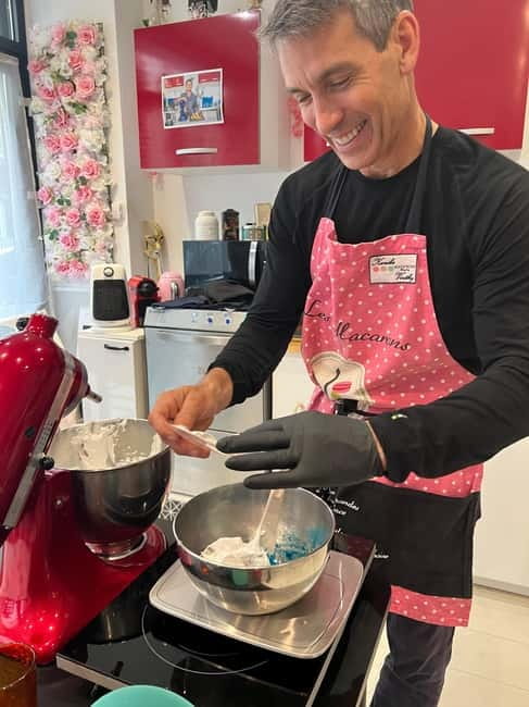 Paris: Montmartre Macaron Baking Workshop - Piping bag control and double-nozzle decoration, where your box becomes yours