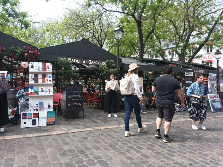 Paris: Montmartre Small Group Guided Walking Tour - Sacré-Coeur Basilica visit, plus what to look for beyond the photos