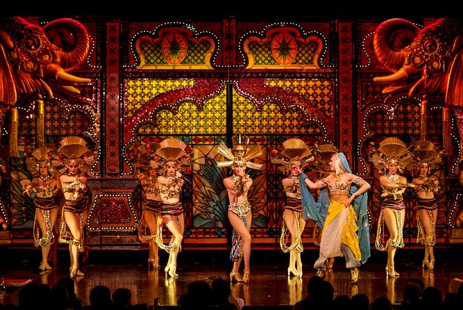 Paris Moulin Rouge Cabaret Show and Dinner - Stop 1 at Moulin Rouge: your 3-course dinner and Champagne setup