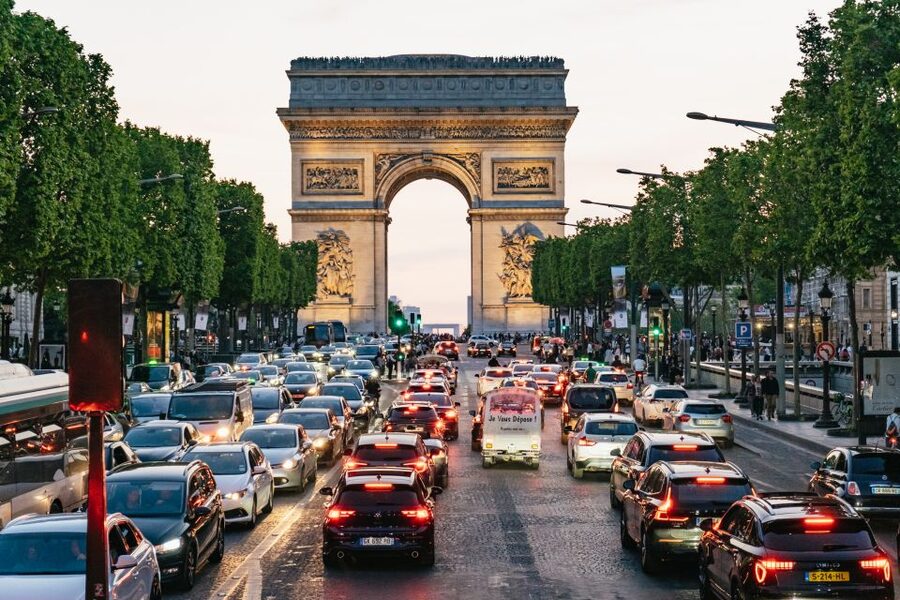 Paris: Night Bus Tour with Audioguide - The best starting point: Louvre area at 131 Pl. du Carrousel