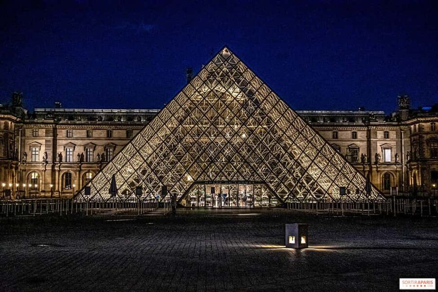 Paris: Night City Tour in a van for up to 7 people - The photo stops at Eiffel Tower, Arc de Triomphe, and more