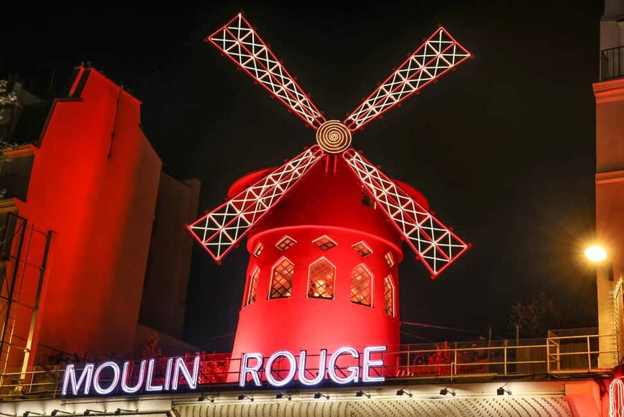 Paris: Night City Tour in a van for up to 7 people - From Eiffel Tower to the Arc de Triomphe area in one smooth sweep