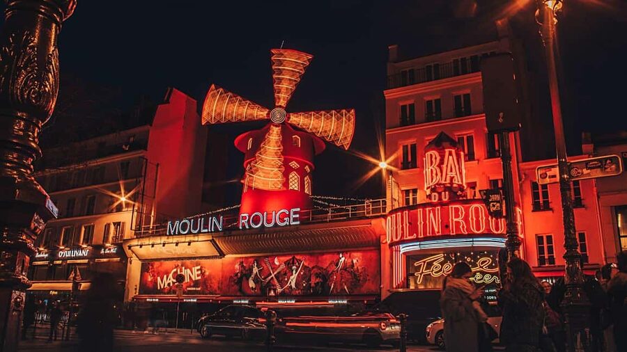 Paris: Night City Tour in a van for up to 7 people - Montmartre and Sacré-Cœur at night: the view from above