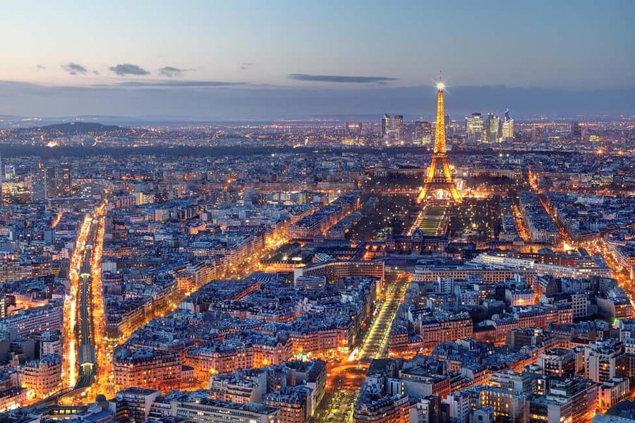 Paris: Night City Tour in a van for up to 7 people - Opéra Garnier, Louvre, and Notre-Dame from the street level