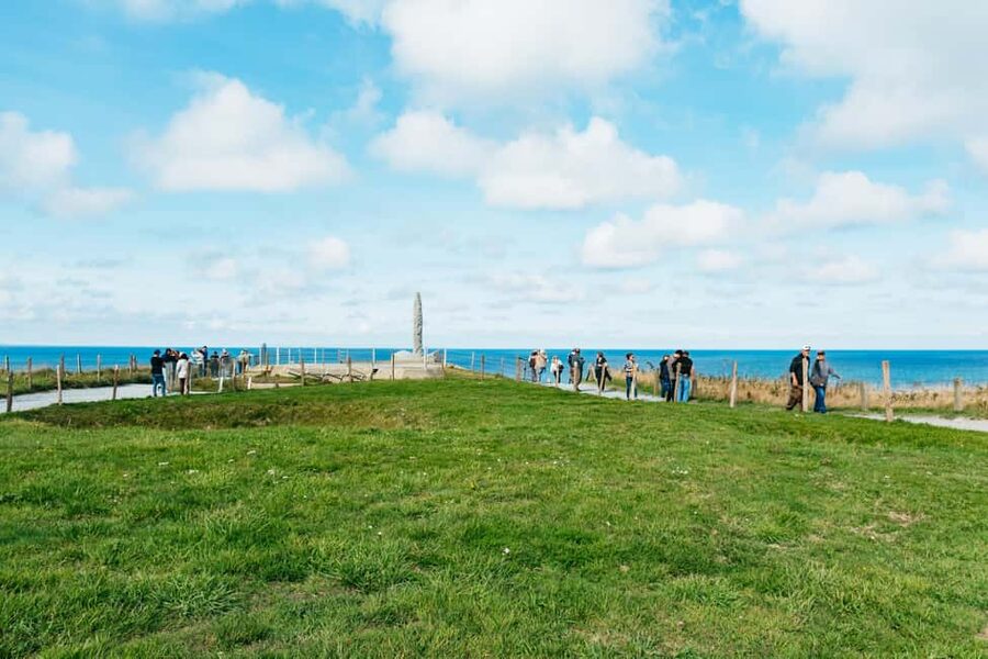 Paris: Normandy D-Day Sites Guided Day Trip with Lunch - Omaha Beach shoreline time, what to do with 20 minutes