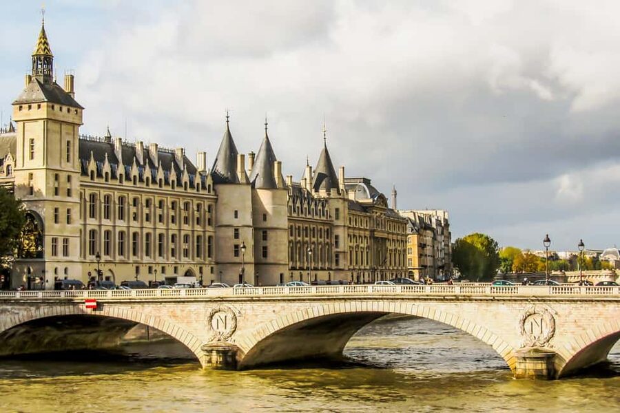 Paris: Notre Dame and Île de la Cité Walking Tour - Conciergerie and Hôtel-Dieu: history you can’t outgrow