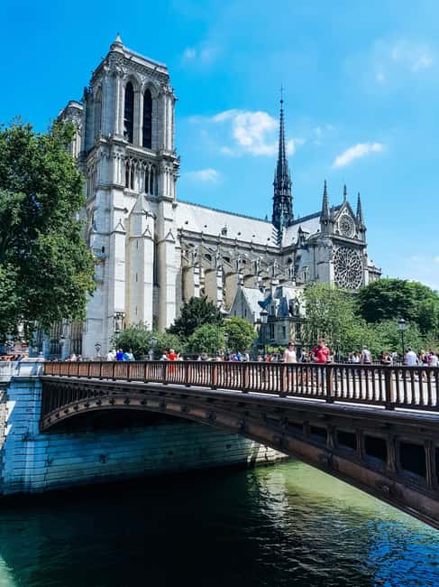 Paris: Notre Dame Cathedral Exterior Tour with Free Entry - After the walk, you transition to free entry without timed tickets