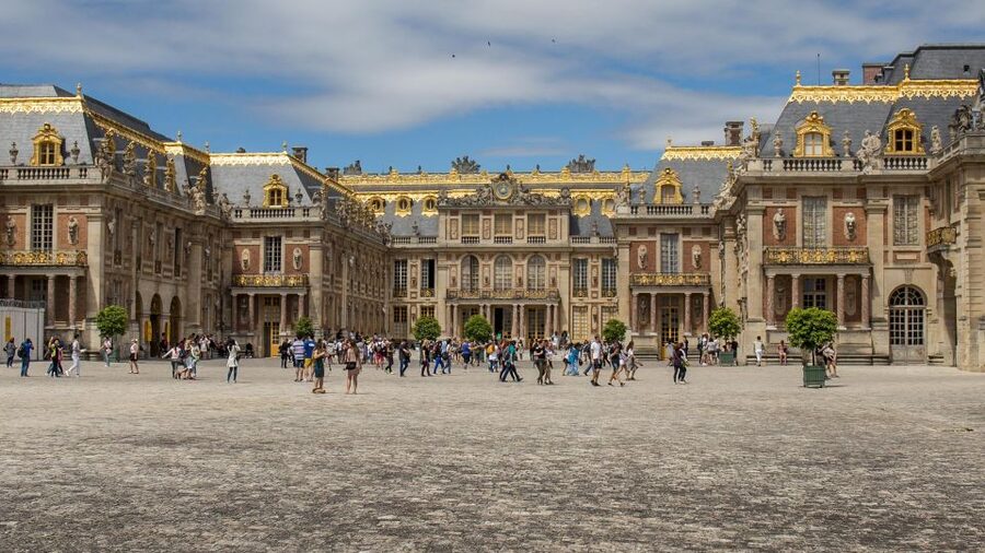 Paris: Palace of Versailles Ticket with Private Transfer - Hotel pickup, the ride south, and how the host helps you get oriented