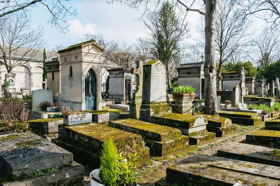 Paris: Pere Lachaise Cemetery Guided Tour - Why Père Lachaise feels like an outdoor museum, not just a cemetery