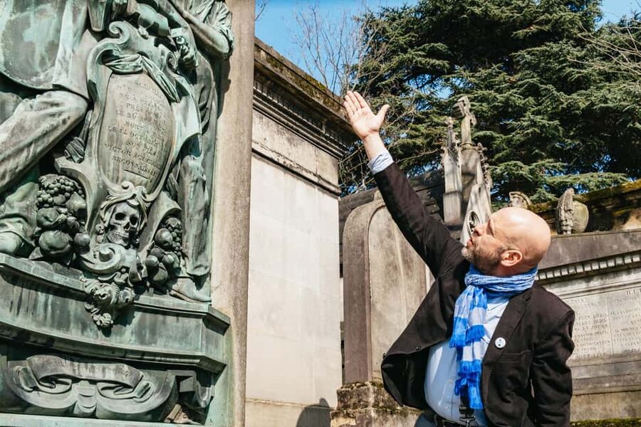 Paris: Pere Lachaise Cemetery Guided Tour - Entering the grounds: how guides teach you to read tombs