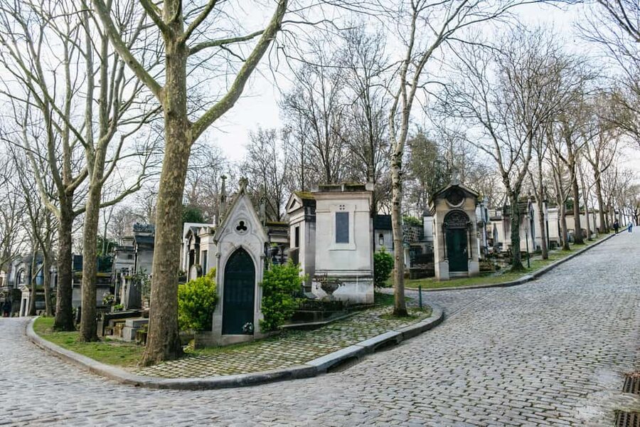 Paris: Pere Lachaise Cemetery Guided Tour - Writers and performers beyond the biggest names
