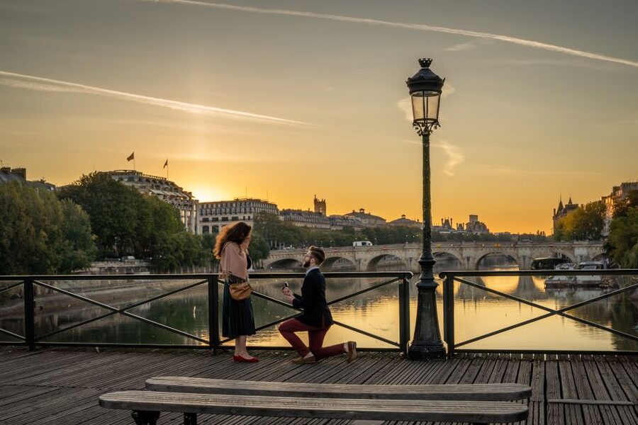 Paris: Premium Film Director Photoshoot & Natural Direction - Timing in Paris: light, crowds, and why golden hour matters