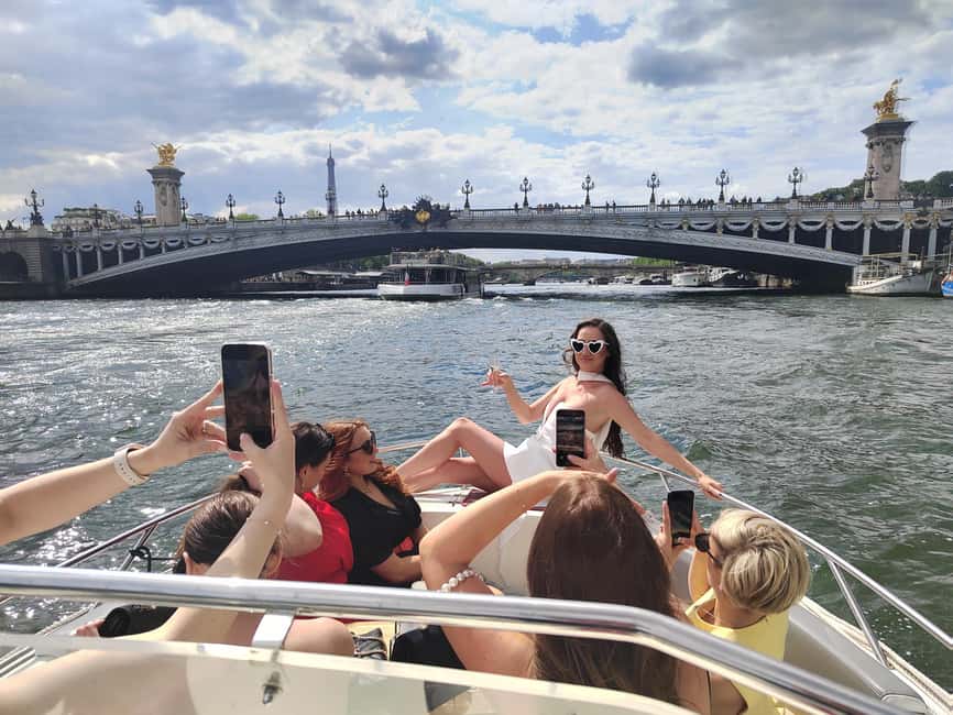 Paris: Private Boat Cruise on Seine River - Musée dOrsay, Louvre Area, and Pont Neuf: Watching Art- and Old-Paris Sit Side by Side