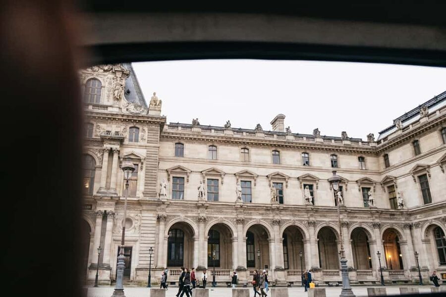 Paris: Private Guided City Tour in a Traction Avant or DS 21 - From government streets to shopping squares: Élysée, Vendôme, and Opera