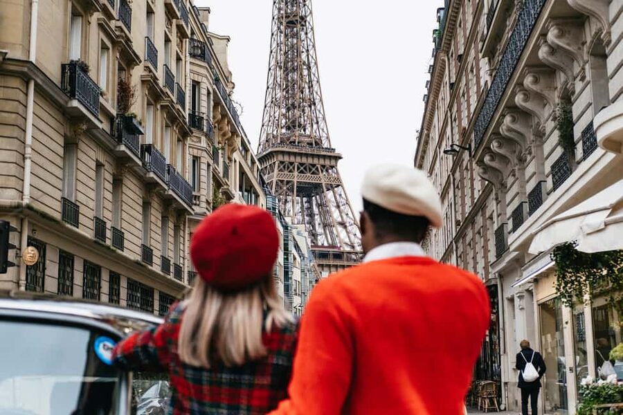 Paris: Private Guided City Tour in a Traction Avant or DS 21 - Moulin Rouge to Sacré-Cœur: Montmartre without the hill-melt