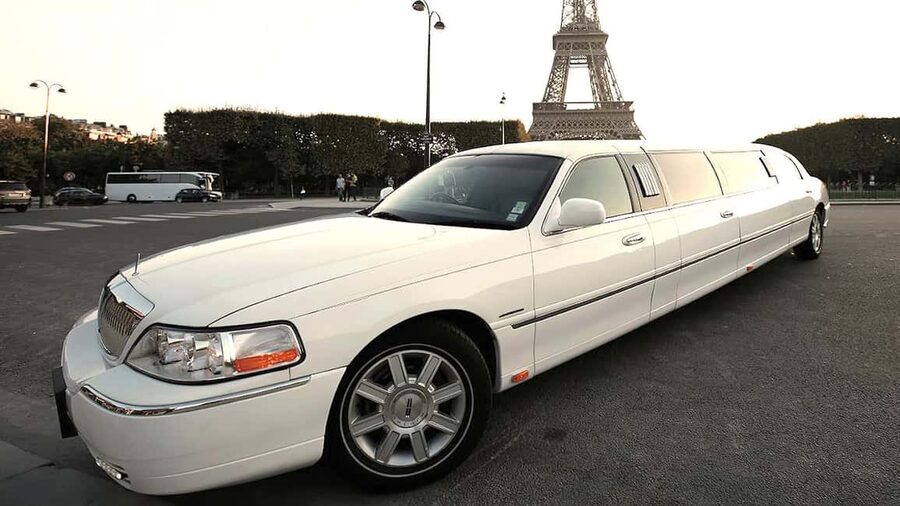 Paris: Romantic Limousine Tour - The Limousine Setup, and What Luxury Adds to the Surprise
