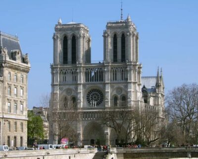 Sainte-Chapelle Entry with Notre Dame Outdoor Tour