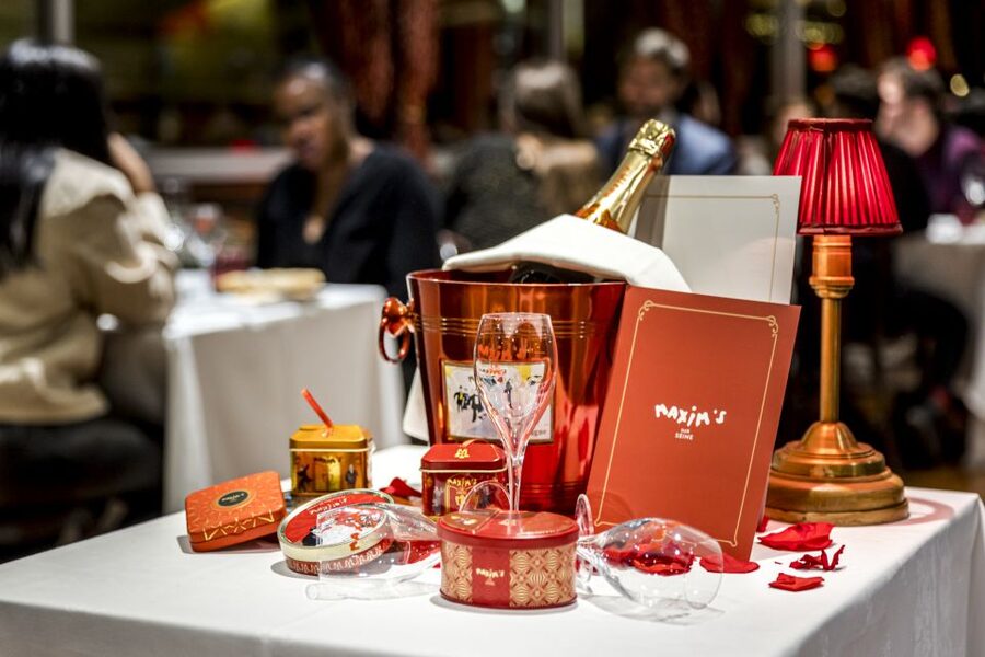 Paris: Seine River Cruise with 3-Course Dinner & Live Music - Seine dinner cruise: the real appeal of eating with the lights on