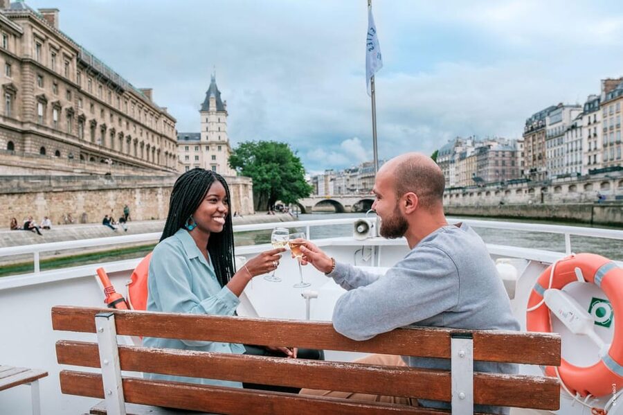 Paris: Seine River Cruise with Champagne from Eiffel Tower - Notre Dame Cathedral and the Hôtel de Ville: the core sights in one continuous loop