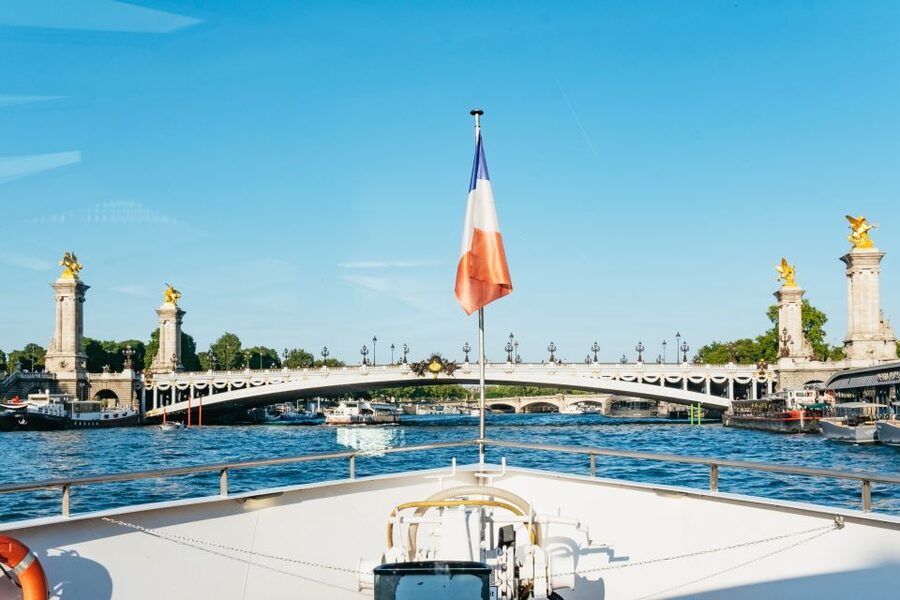 Paris: Seine River Panoramic Views Dinner Cruise - Boarding Timing: Why 10 Minutes Before Helps