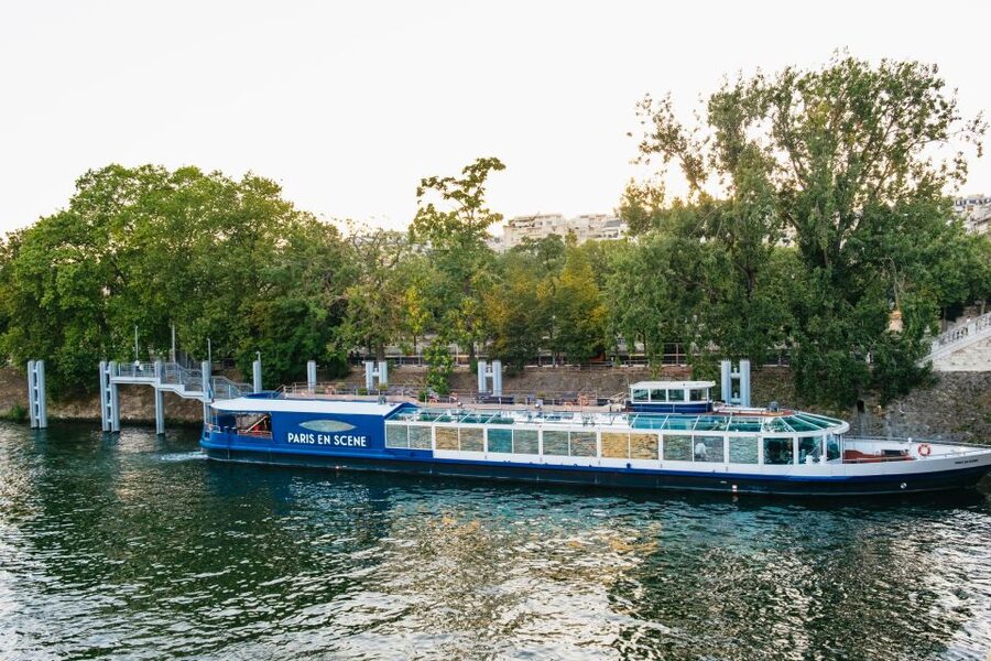 Paris: Seine River Panoramic Views Dinner Cruise - Onboard Setup: Comfortable Club Seats and an Outdoor Terrace