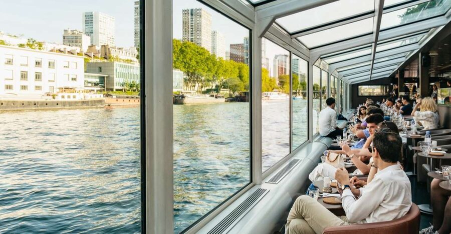 Paris: Seine River Panoramic Views Dinner Cruise - Seating Comfort and the Small-Group Advantage