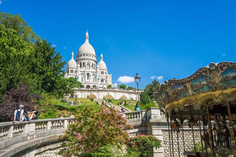 Paris: Walking Tour of Montmartre - Finding the guide near Blanche and Moulin Rouge