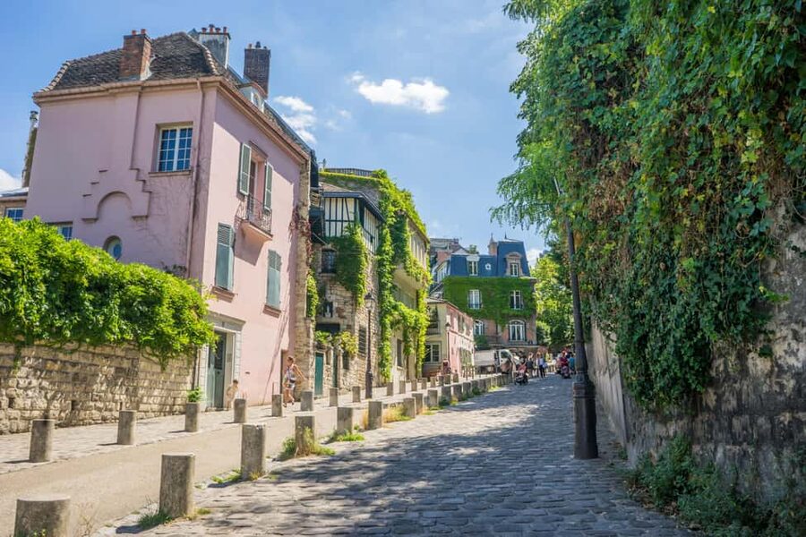 Paris: Walking Tour of Montmartre - Place du Tertre: where the artists are still part of the scene