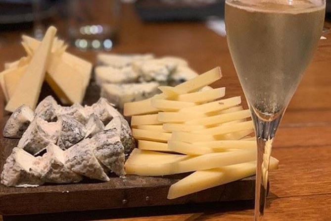 Paris Wine Tasting plus Cheese Lunch with an Expert Sommelier - Ô Chateau’s converted cellar lunch: easy, central, and surprisingly social