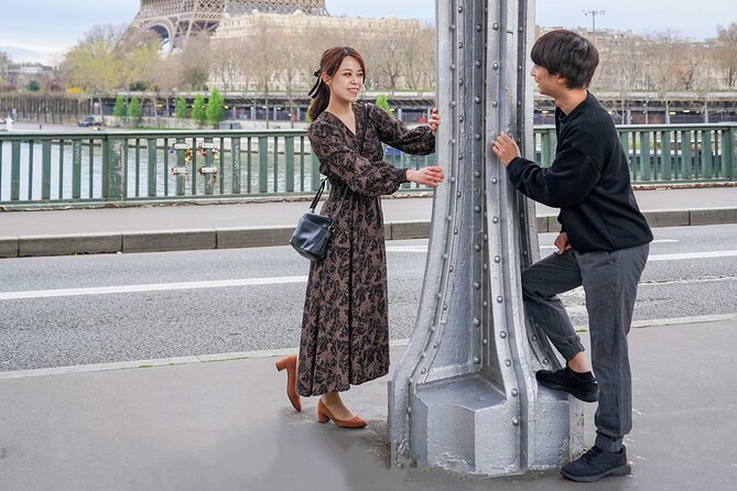 Photo Session in Paris - Photographer at the Eiffel Tower - Trocadéro steps: where your Eiffel photos get shape and energy