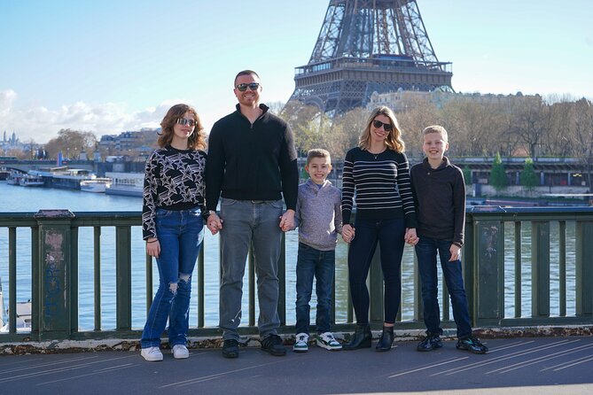 Photo Session in Paris - Photographer at the Eiffel Tower - The gardens stop that softens your Eiffel photos