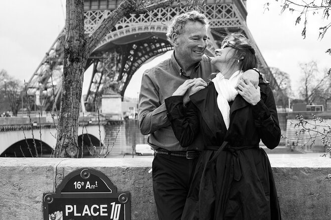 Photo Session in Paris - Photographer at the Eiffel Tower - How photo delivery works, and how to plan for it