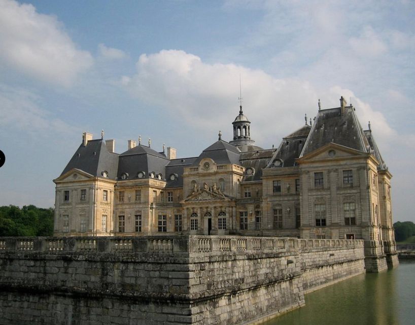 Private tour: Chateaux de Vaux le Vicomte & Fontainebleau - Getting picked up around Paris, then out into the countryside