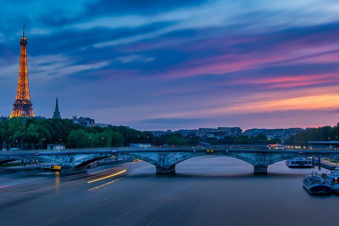 Seine River Cruise & French Crepe Tasting by the Eiffel Tower - Eiffel Tower Photo Stop: what 10 minutes near the sparkle really means
