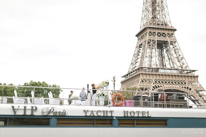 Seine River Dinner Cruise with Live Singer by VIP Yacht de Paris - The Seine scenery: Eiffel Tower, Notre-Dame, Louvre, and more