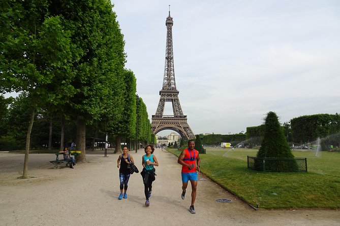 Sports, fun and educational discovery of Paris - Louvre Museum to Tuileries: start with power, then flow into parks