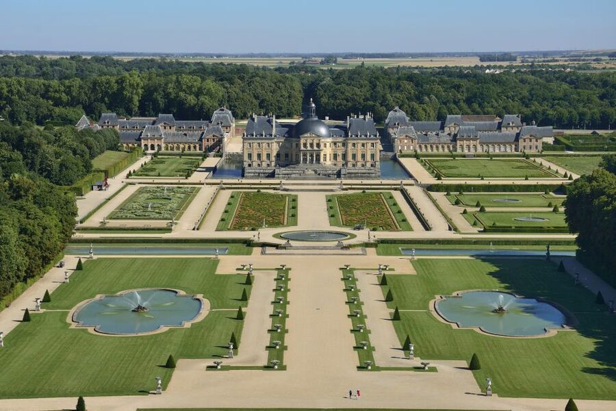 Vaux le Vicomte Chateau Entry Ticket and Chateaubus Transfer - Gardens, New Trails, and the Carriage Museum Mix