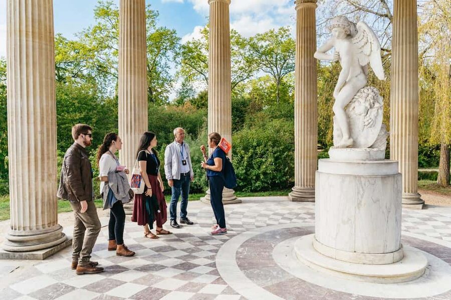 Versailles: Palace, Gardens & Marie Antoinette’s Estate Tour - Finding the meeting point near Versailles Rive Gauche